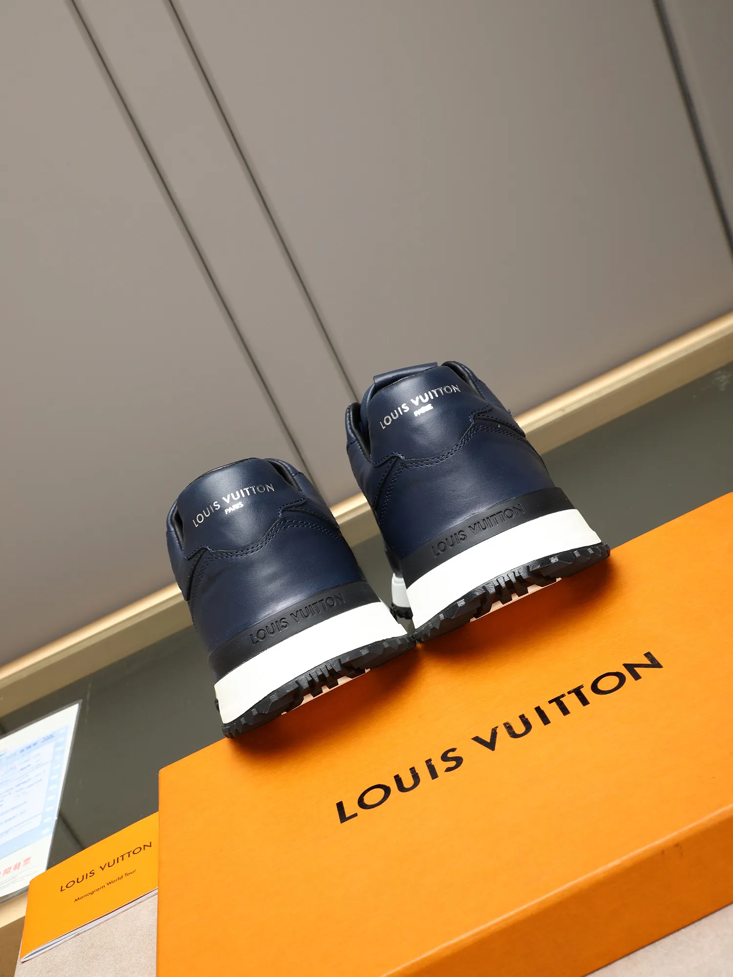 Men's Shoes 💰660 L The Run Away Maxi sneaker debuts in the 2025 collection and continues the iconic design of the Run Away sneaker. The smooth cowhide leather upper features contrasting LV lettering and Vuitton logos, and a lightweight rubber wedge outsole evokes running shoe construction. High level of comfort. Looks good, wears well and matches well. Worth buying! 7 color selection size: 39-44 (45 customized)